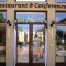 Hotel Stáció in Vecsés, eleganter Eingang mit Frischblumen
