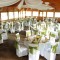 Hochzeitsdekoration mit Stuhlhussen, grünen Maschen und Servietten
