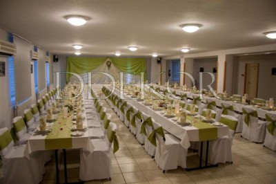 Pálmajor Rekreations- und Freizeitszentrum Agárd. Hochzeitsdekoration Stuhlhussen mit grünen Maschen
