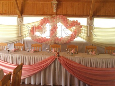 Dekoration mit rosa Luftballons