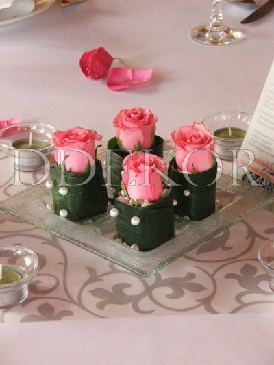 Tischschmuck auf Glasschale mit Rosen